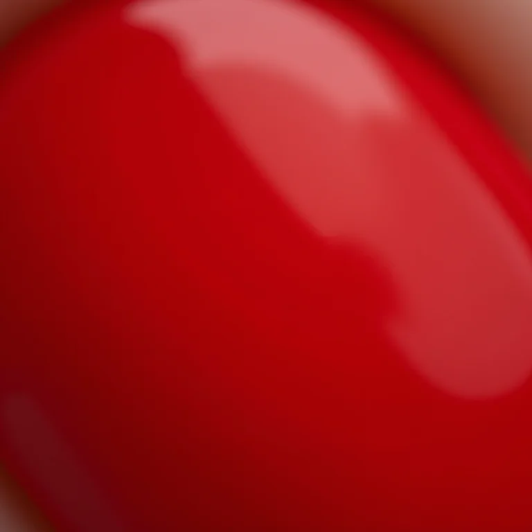 Aplicação de top coat em unhas vermelhas