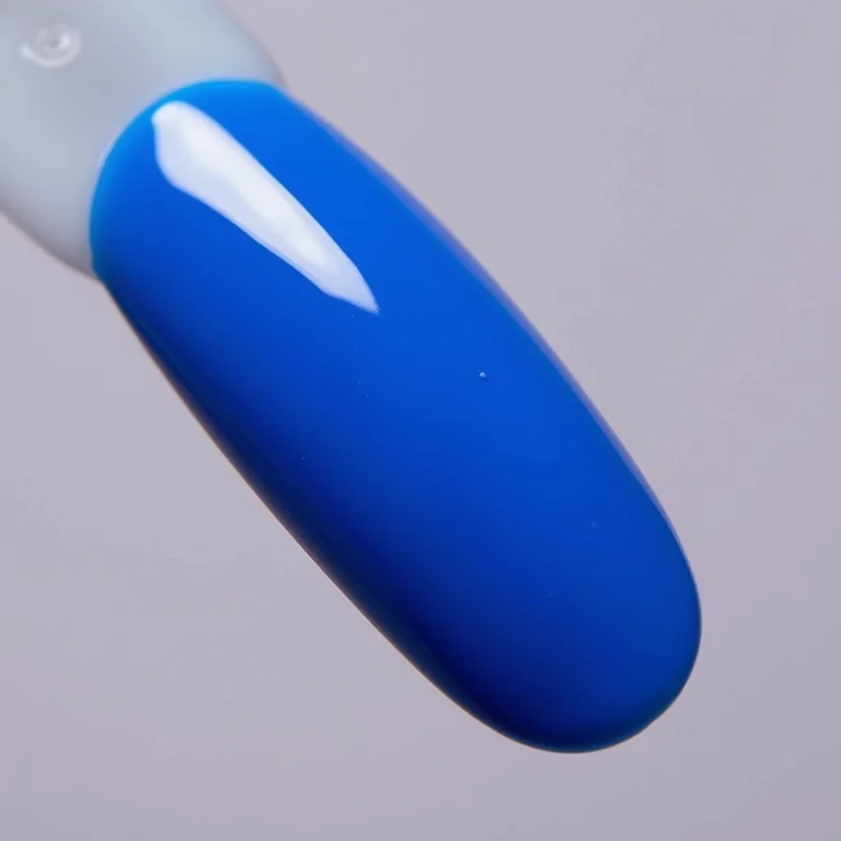 Close up extremo de esmalte azul royal elegante