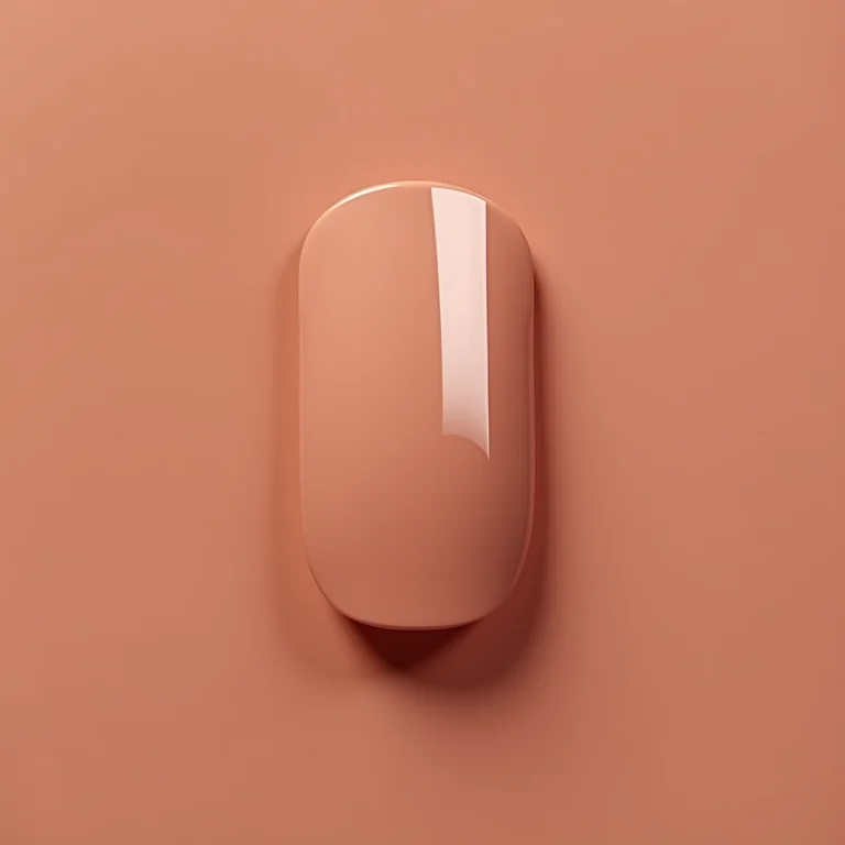 Close-up extremo de unha com esmalte nude perfeito.