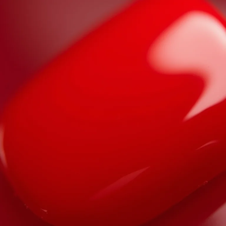 Close up extremo de unhas vermelhas clássicas