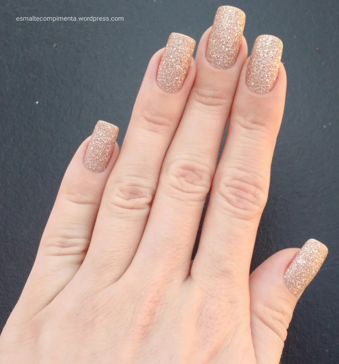 Como remover glitter das unhas com
