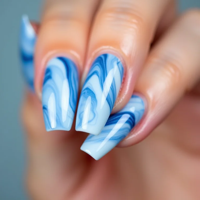 Detalhe macro de unhas marmorizadas azul claro e branco