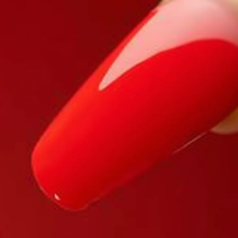 Esmaltação vermelha uniforme com pincel alongado.