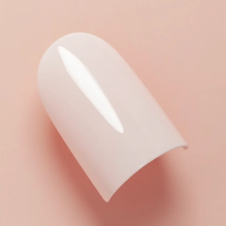 Esmalte branco cremoso em close extremo