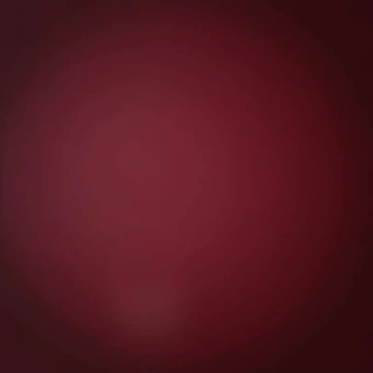 Esmalte roxo em pele morena