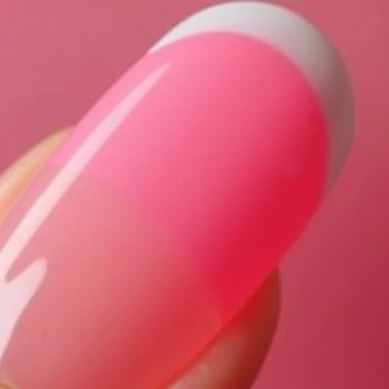 Francesinha rosa chiclete com ponta branca.