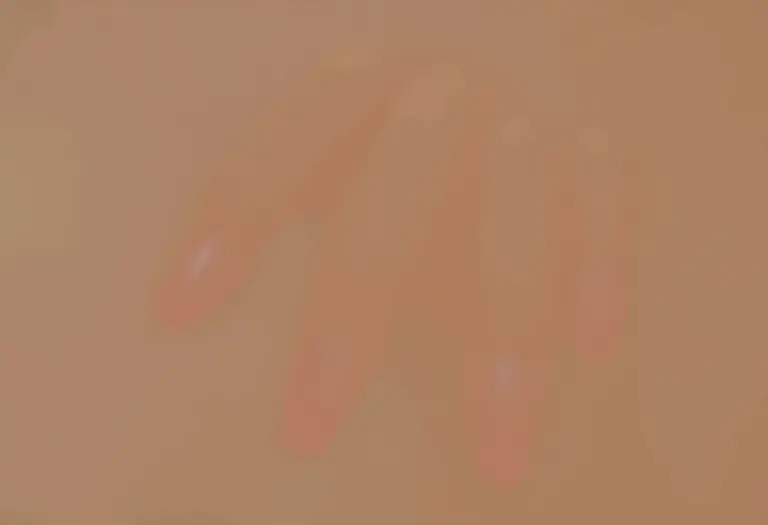 Mãos femininas aplicando esmalte de secagem rápida