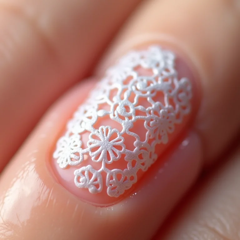 Unha coberta com adesivo de unha inteira com padrão de renda branca.