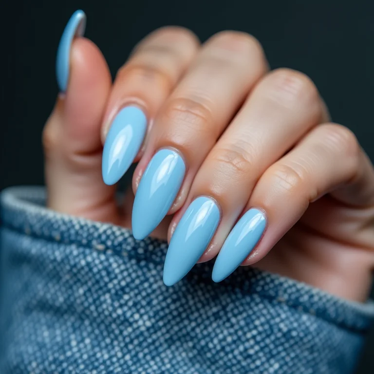 Unhas almond azuis cromadas sobre jeans