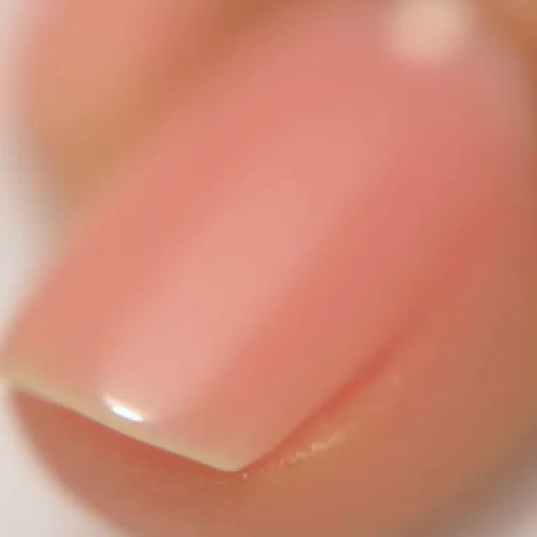 Unhas bem cuidadas com cutículas hidratadas