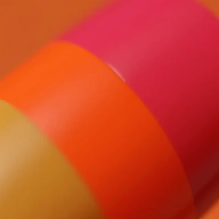 Unhas coloridas com blocos vibrantes