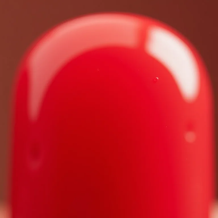 Unhas com esmalte vermelho clássico Essie