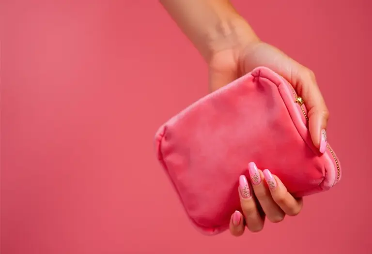 Unhas de gel rosa decoradas com detalhes em folha de ouro