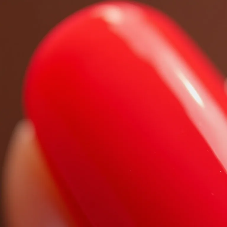 Unhas de gel vermelho poderoso em close-up