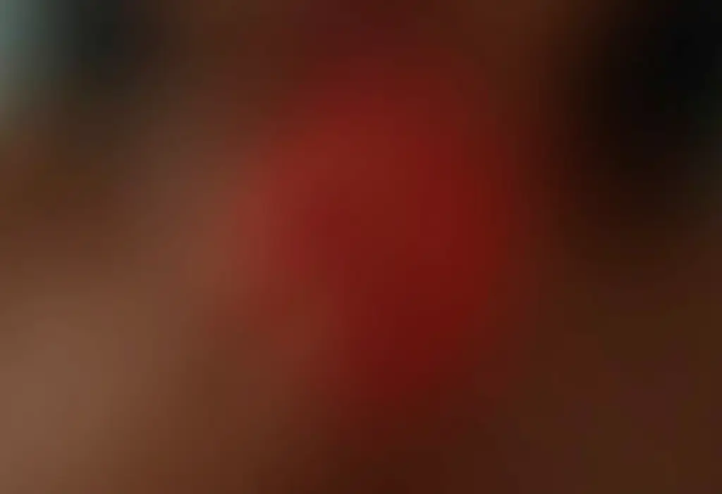 Unhas decoradas em vermelho e preto