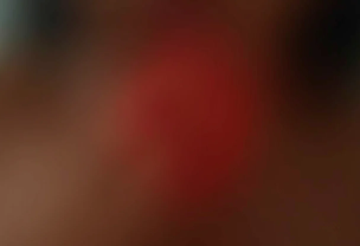 Unhas decoradas em vermelho e preto