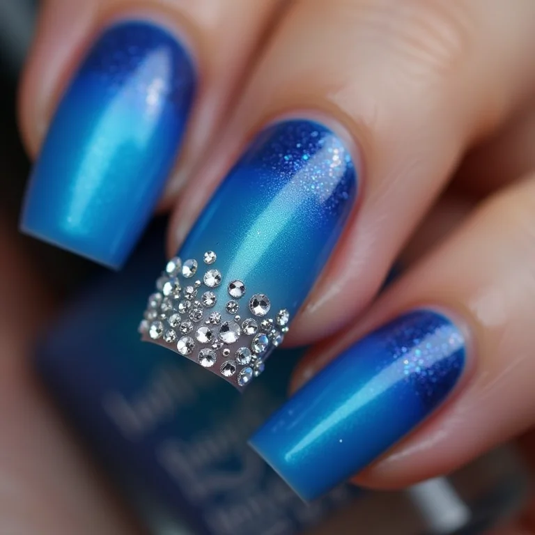 Unhas degradê azul com pedras