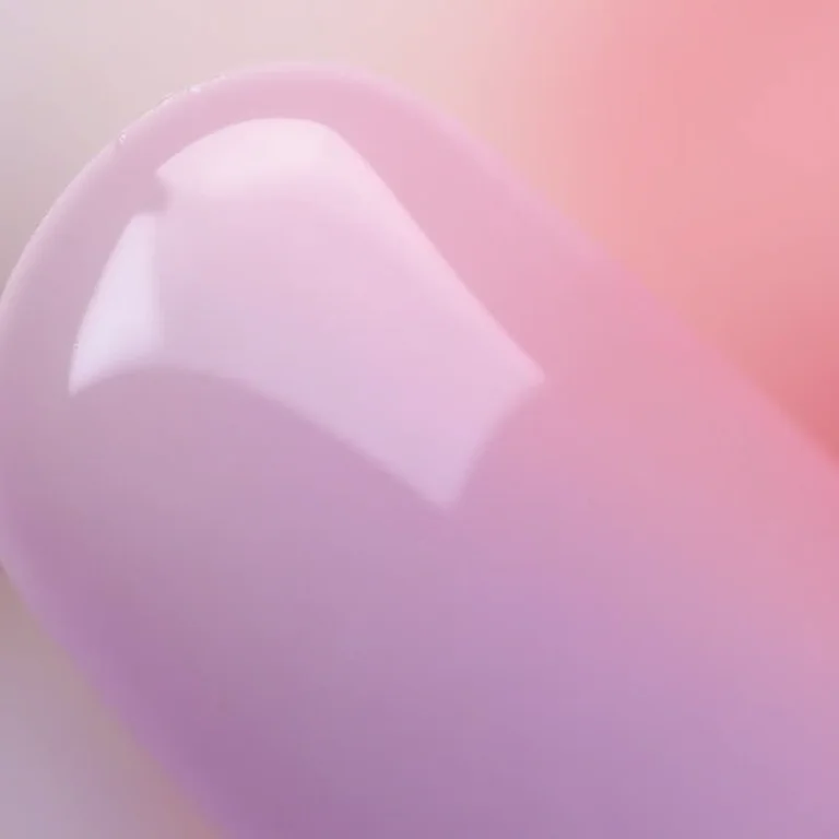 Unhas lilás com efeito ombré