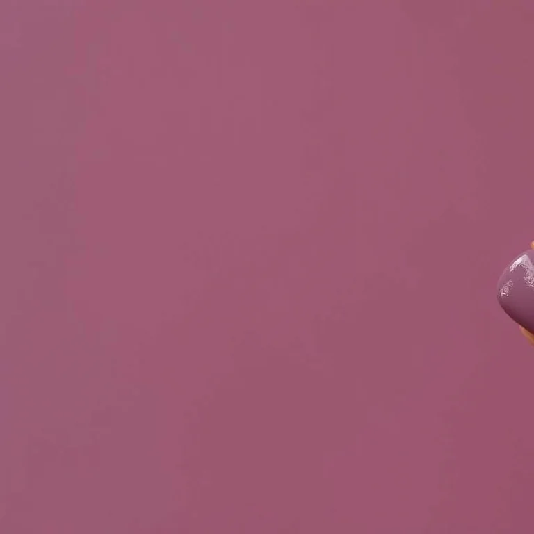 Unhas lilás geométricas