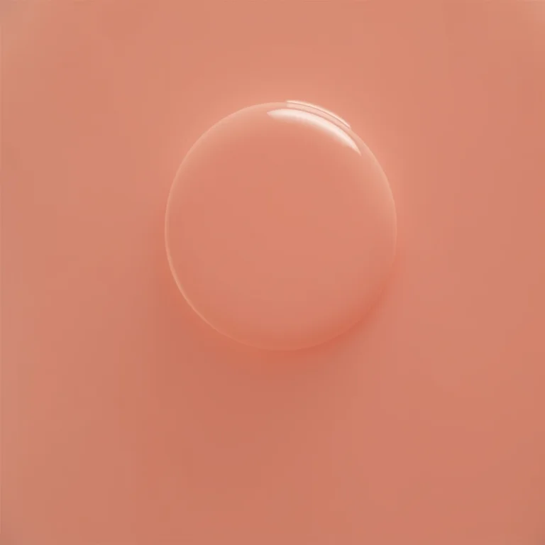 Unhas redondas com cor neutra