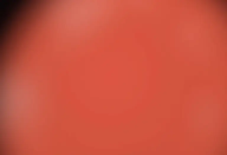 Unhas rosa impecáveis segurando batom dourado