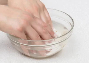 Mergulhando as Unhas em Água com Gelo - detalhe