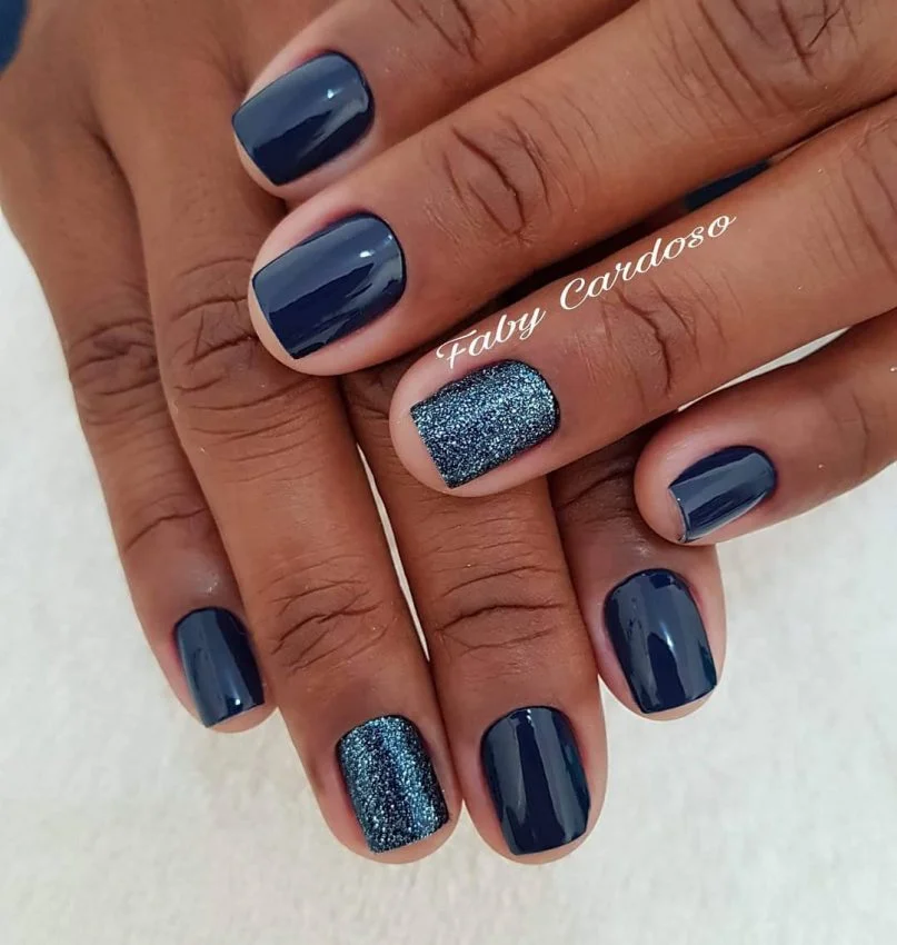 Azul Cobalto Vibrante: Para Morenas Modernas e Ousadas - detalhe