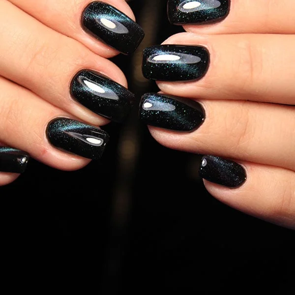 Unhas Pretas com Efeito Metalizado: Brilho e Atitude - inspiração