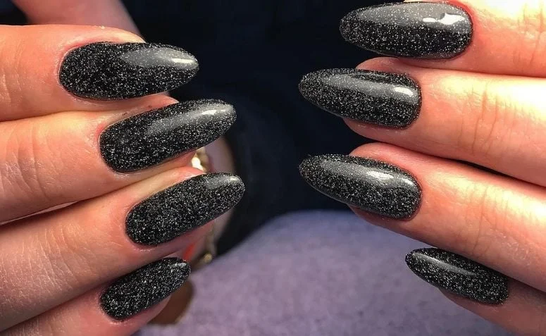 Noite Glamourosa: Unha Preta com Glitter Refletivo - detalhe