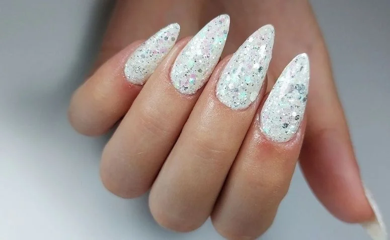 Unhas Encapsuladas com Chuva de Glitter Prata - ideia