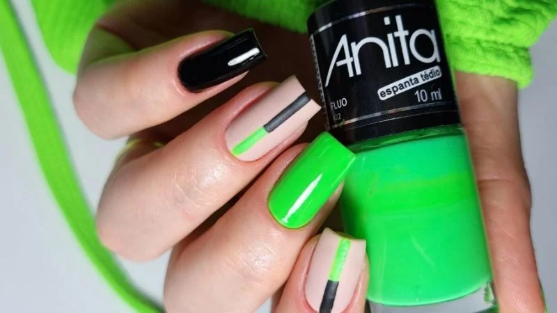Unhas Pretas Geométricas com Toques Neon - ideia