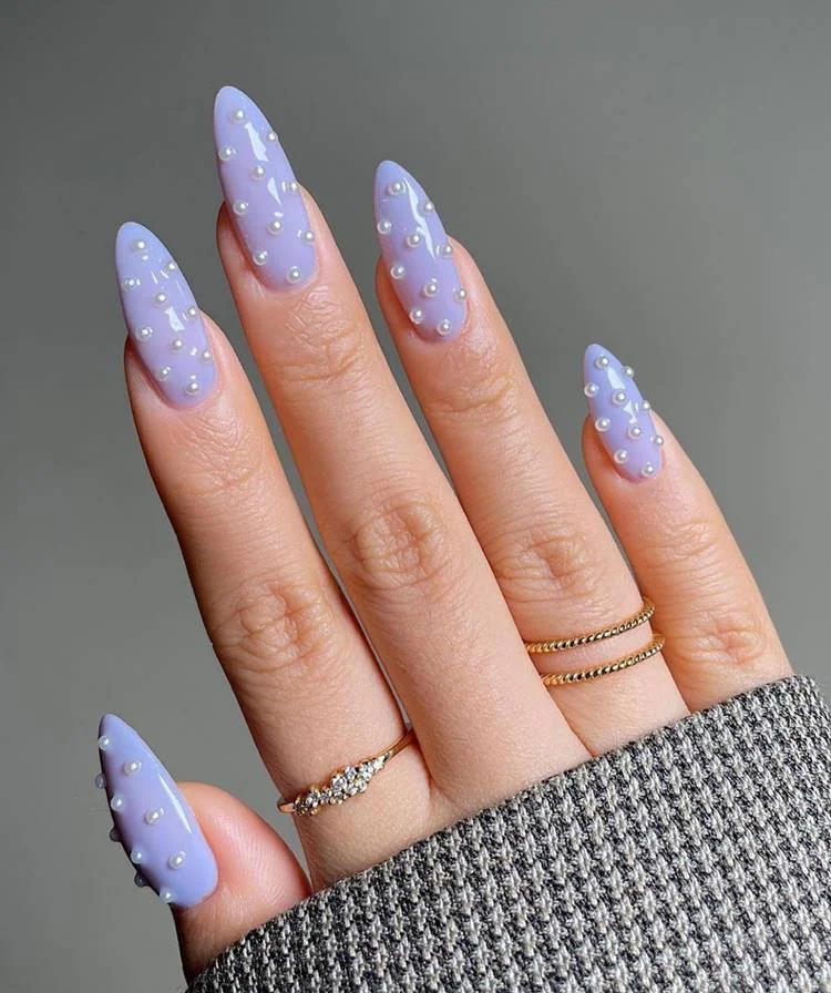 Unhas Decoradas com Micro Pérolas Elegantes - detalhe