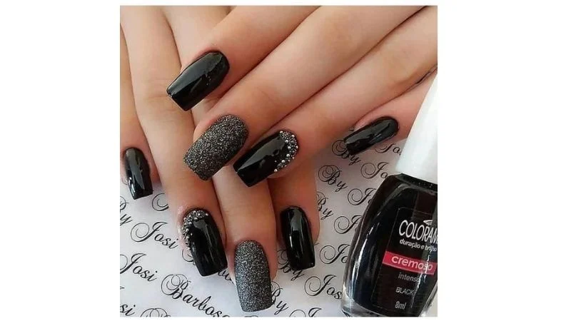 Efeito Cromado com Desenhos Geométricos: Futurismo nas Unhas - ideia