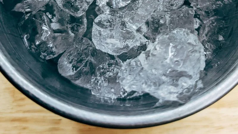 Mergulhando as Unhas em Água com Gelo - ideia