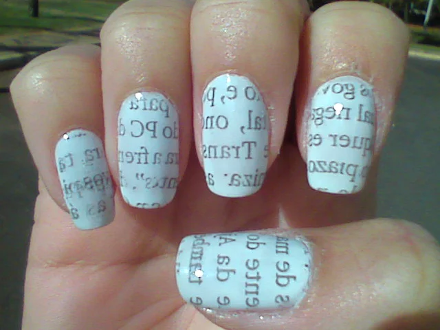 Jornal em Unhas Marmorizadas - detalhe