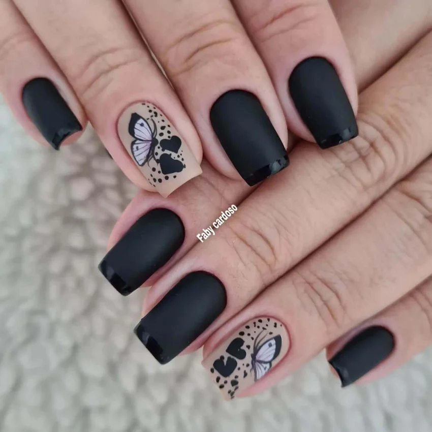Unhas Pretas Decoradas com Borboletas: Leveza e Cor em Contraste - detalhe