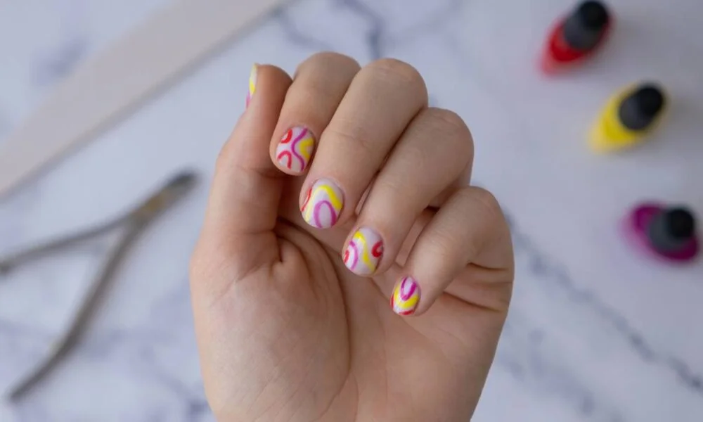 Nail Art Minimalista com Pontos de Cor: Simplicidade com Personalidade - inspiração