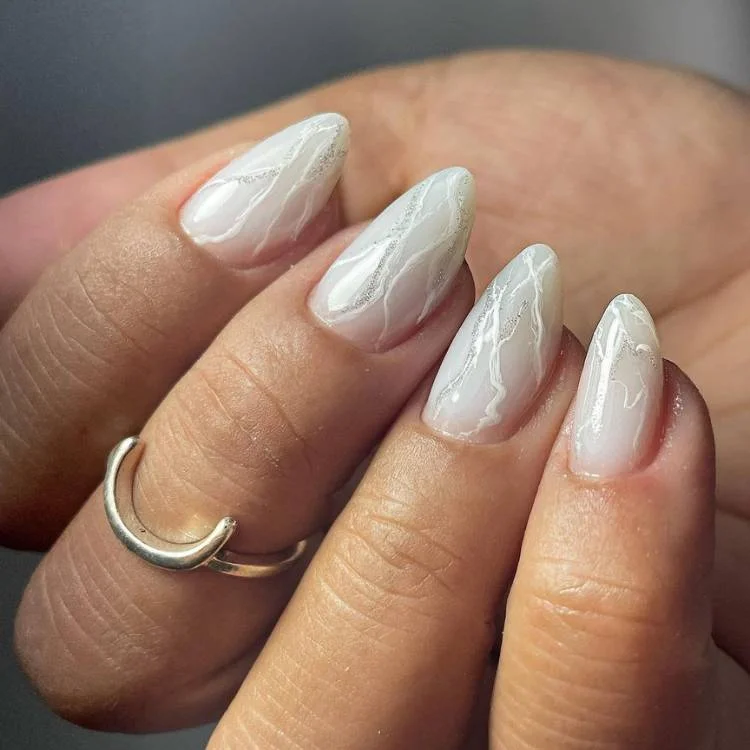 Unhas de Gel Marmorizadas em Tons de Branco e Prata - inspiração