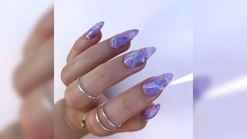 Unhas Marmorizadas Roxo e Lilás: Arte Abstrata e Exclusiva - detalhe