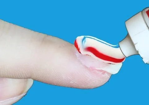 Usando Esmalte Incolor: A Camada Protetora que Vira Removedor - detalhe