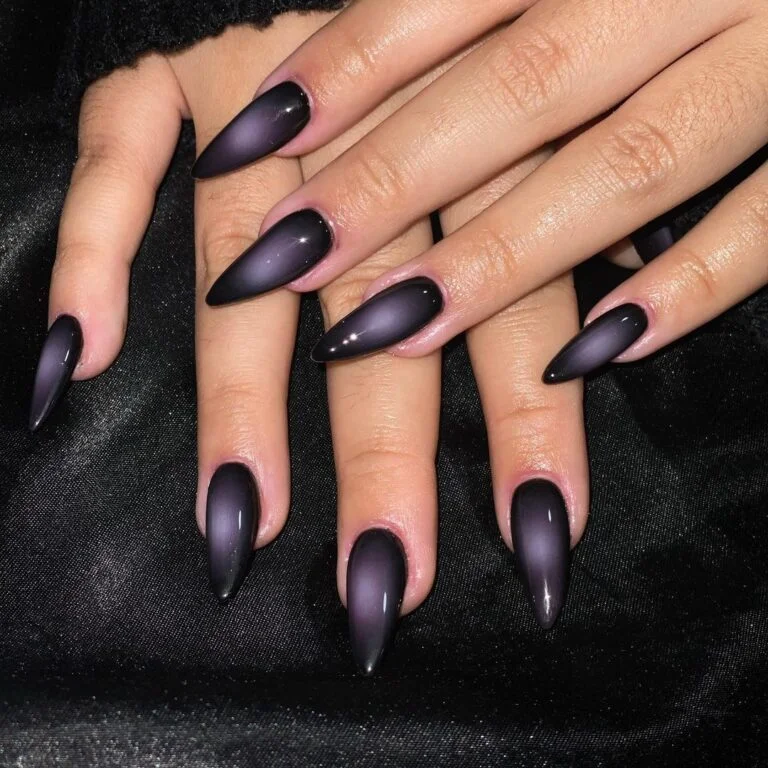 Unha de Gel Preta Estilo Gótico Suave: Elegância Dark com Toques Românticos! - inspiração