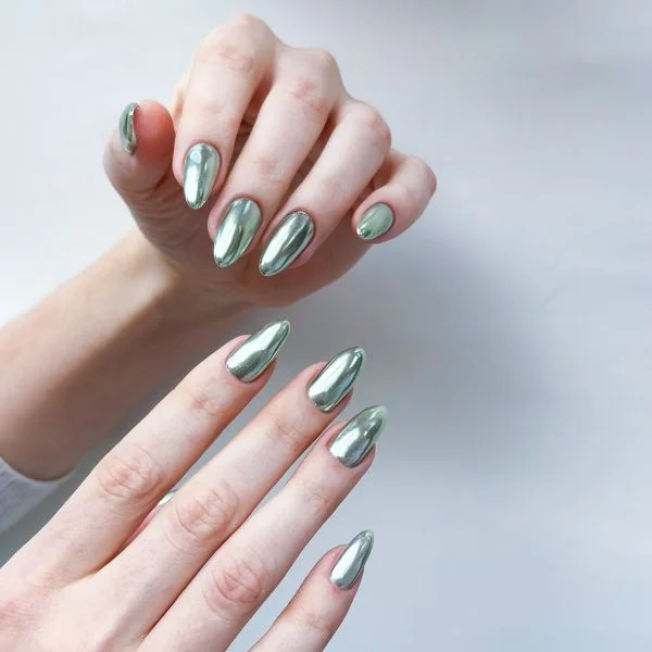 Cromado Moderno: Unhas de Gel com Efeito Espelhado e Cores Vibrantes - detalhe
