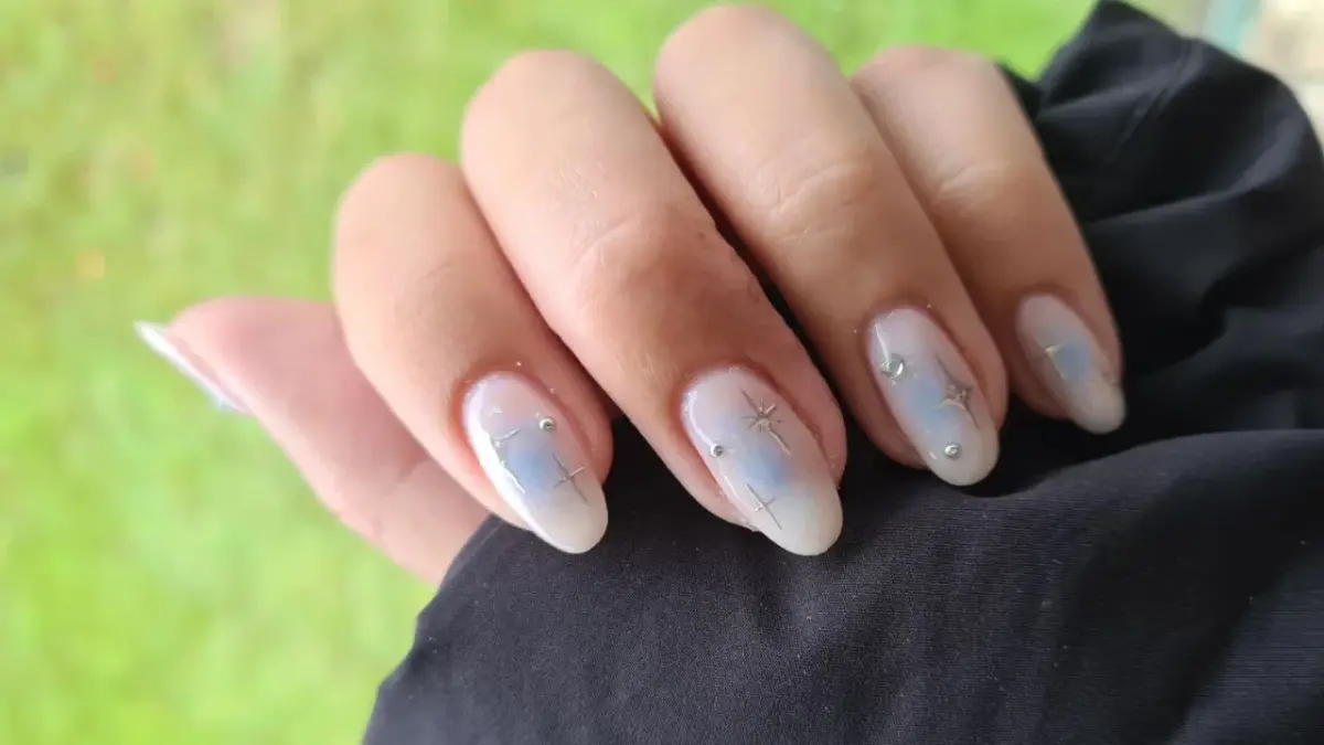 Nail Art Minimalista com Pontos de Cor: Simplicidade com Personalidade - detalhe