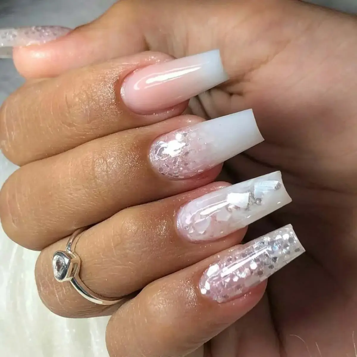 Unhas de Gel Marmorizadas em Tons de Branco e Prata - detalhe