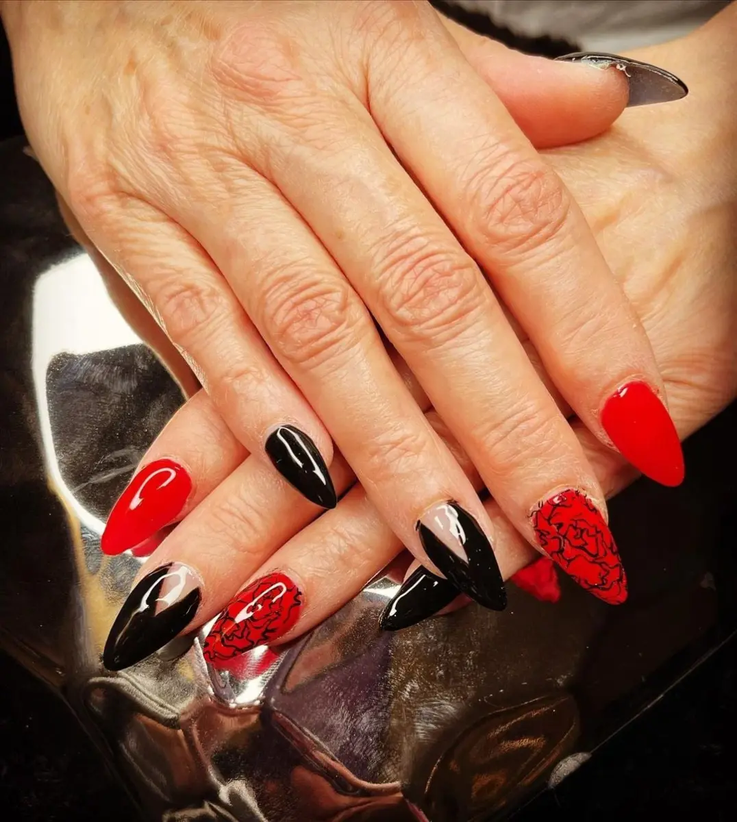 Vermelho Queimado Fosco com Detalhes em Preto - detalhe