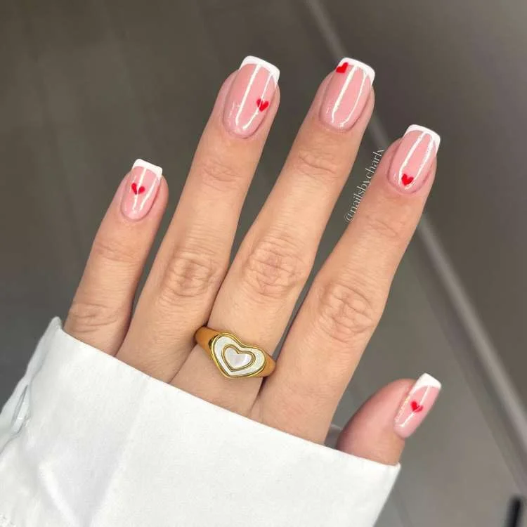 Vermelho Cereja Clássico: Elegância Atemporal nas Suas Mãos - detalhe