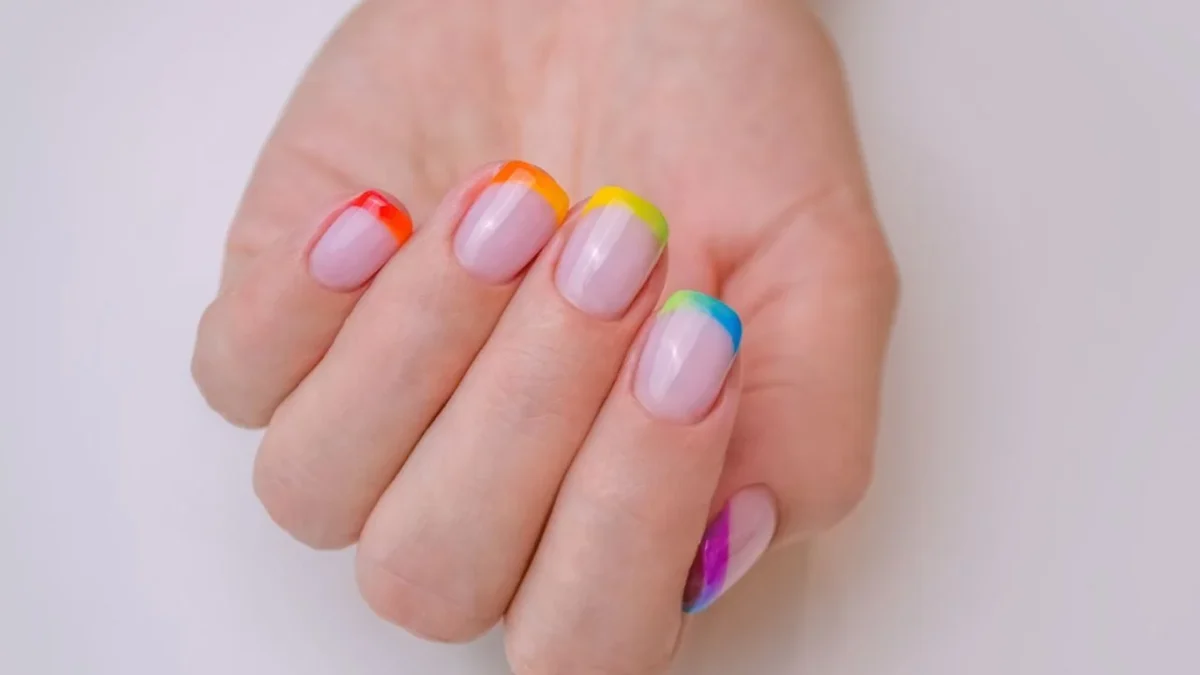 Unha de Confete com Esmaltes Coloridos e Picotes: Uma Festa nas Unhas - detalhe