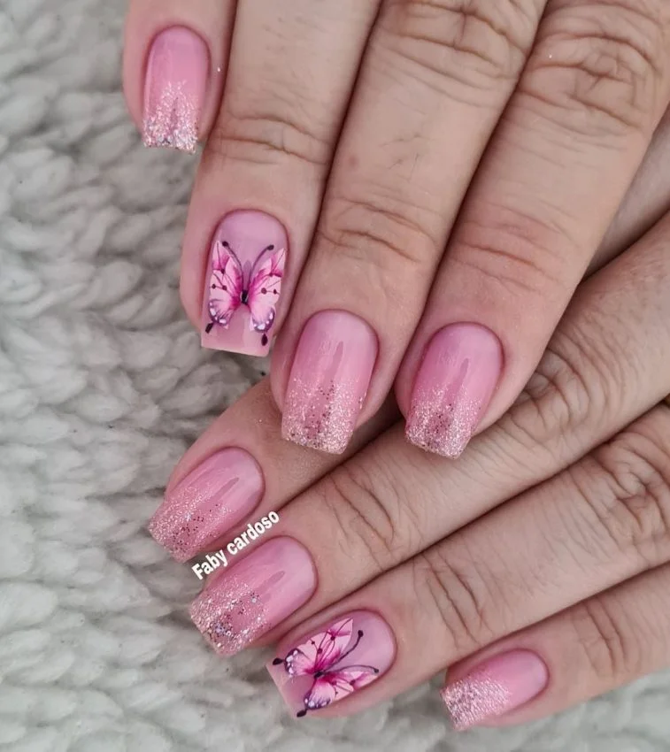 Adesivos Artesanais: Unhas Rosadas com Borboletas Brancas e Sombras - detalhe