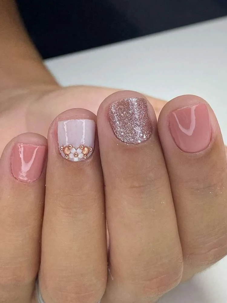 Unhas Curtas com Glitter Degradê: Glamour na Medida Certa - detalhe