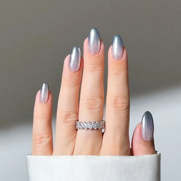 Cromado Moderno: Unhas de Gel com Efeito Espelhado e Cores Vibrantes - ideia